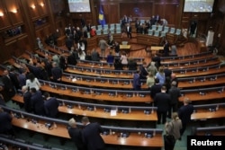 Deputetët duke u larguar nga salla plenare pas shpërndarjes së organit ligjvënës më 28 prill.