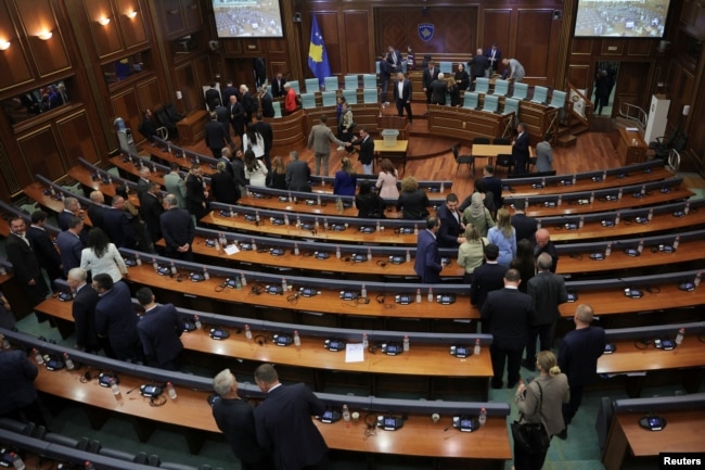 Deputetët duke u larguar nga salla plenare pas shpërndarjes së organit ligjvënës më 28 prill.