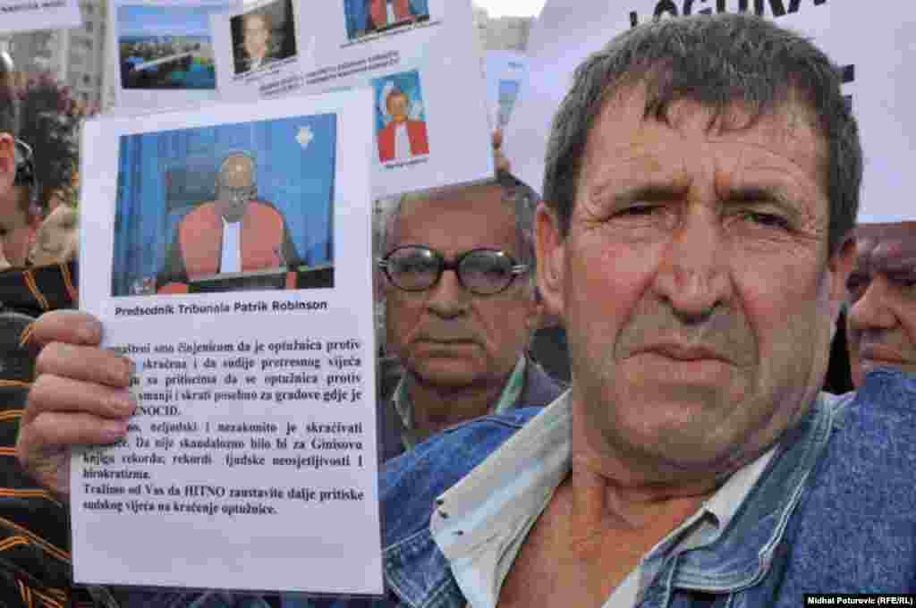 Bosnia and Herzegovina - Sarajevo,peacefull protest in front of the UN headquarters, against the announced reductions of the indictment against former Bosnian Serb leader Radovan Karadzic,16Sep2009 - Bosnia and Herzegovina - Sarajevo,peacefull protest in front of the UN headquarters, against the announced reductions of the indictment against former Bosnian Serb leader Radovan Karadzic,16Sep2009. Photo: Midhat Poturovic