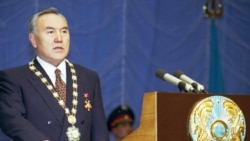 Қазақстан президенті болып қайта сайланған Нұрсұлтан Назарбаев Конституцияны ұстап, ант беріп тұр. 20 қаңтар 1999 жыл.