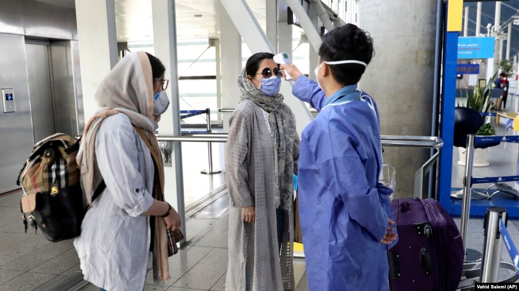 سنجش دمای بدن مسافران به هنگام ورود به فرودگاه امام خمینی در تهران.