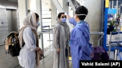 تب‌سنجی مسافران ورودی به ایران در فرودگاه امام تهران