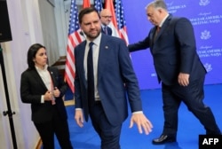 Віцепрезидент США Джей Ді Венс і прем'єр-міністр Угорщини Віктор Орбан залишають подіум після спільної пресконференції в Будапешті, Угорщина, 7 квітня 2026 року