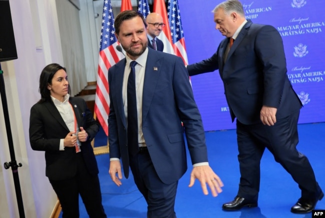 Віцепрезидент США Джей Ді Венс і прем'єр-міністр Угорщини Віктор Орбан залишають подіум після спільної пресконференції в Будапешті, Угорщина, 7 квітня 2026 року