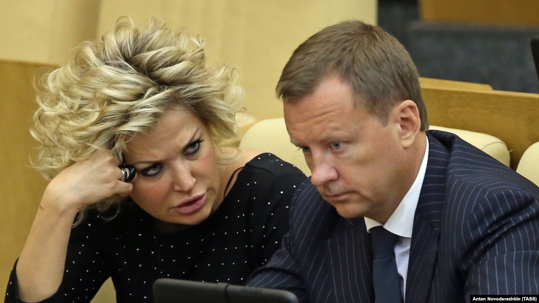 Денис Вороненков и Мария Максакова на сессии Госдумы в Москве, 8 июня 2016