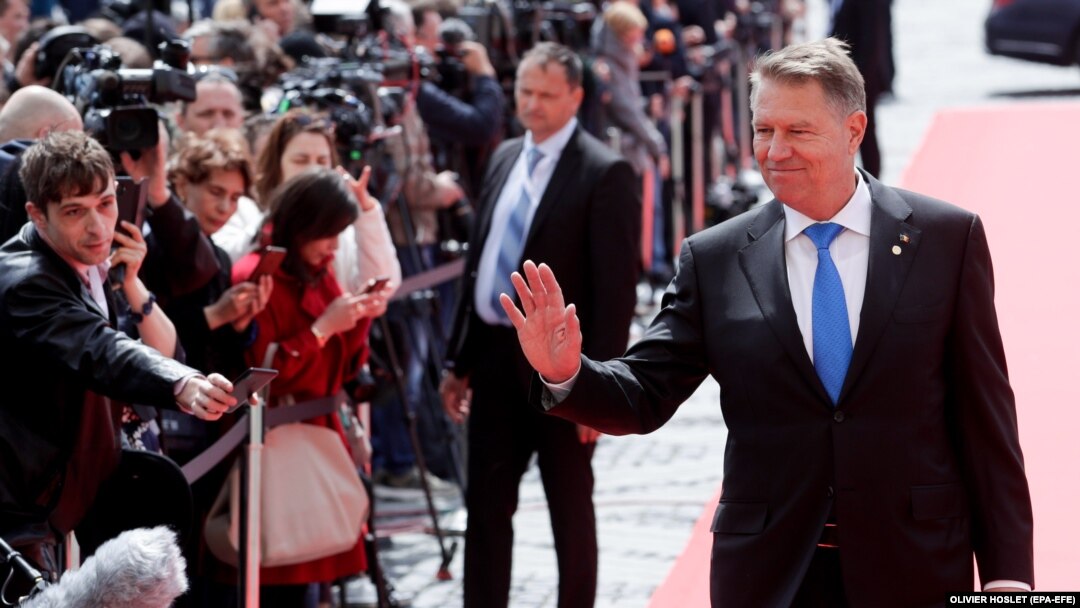 Președintele Iohannis așteaptă demiterea, nu demisia, miniștrilor Meleșcanu și Carmen Dan.