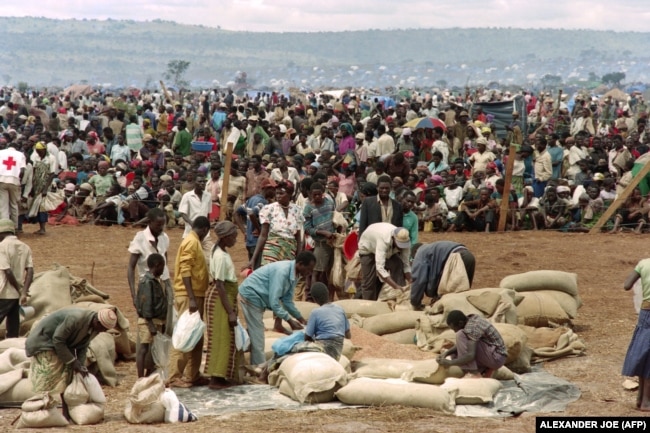 شماری از پناهجویان رواندایی در کمپ صلیب‌سرخ در تانزانیا در مه ۱۹۹۴