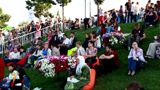 Татар яшьләре Казанда Печән базарын җанландыра