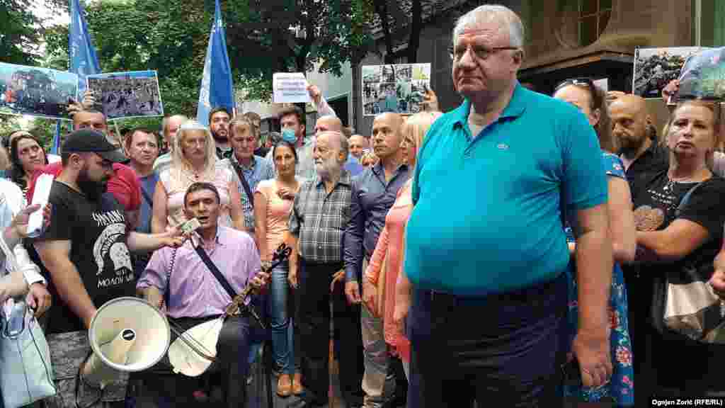 Vojislav Šešelj, lider SRS stiže na protest