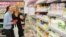 Мәскеу супермаркетінде тауар қарап жүрген әйелдер. (Көрнекі сурет)