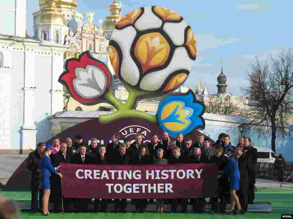 Презентація 14 грудня у Києві логотипу і гасла Євро-2012 «Creating history together» («Творимо історію разом»). Чотири українські міста – Київ, Донецьк, Львів і Харків – отримали право приймати матчі Чемпіонату Європи з футболу в 2012 році. Фінал першості пройде саме в українській столиці
