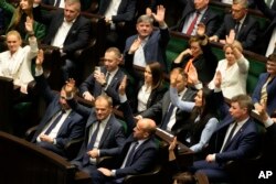 Guvernul Tusk a fost aprobat de parlamentul Poloniei pe 12 decembrie.
