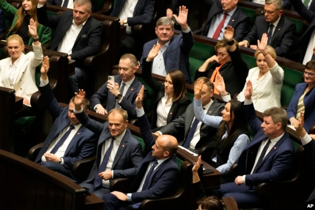 Guvernul Tusk a fost aprobat de parlamentul Poloniei pe 12 decembrie.