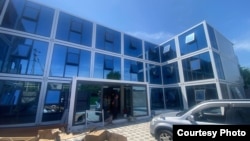 Кытайлык жумушчулар үчүн мыйзамсыз курулуп жаткан жатакана. Бишкек. 25-июнь, 2026-жыл. (Министрлик тараткан сүрөт)
