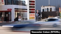 Prețurile la carburanți au crescut fulgerător în ultimele trei săptămâni. Motorina s-a scumpit cu aproape 9 lei per litru, iar benzina cu cifra octanică 95 - cu puțin sub 5 lei.