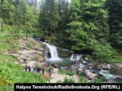 Туристи їдуть на водоспад щодня