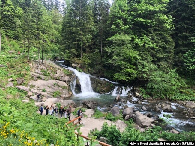 Туристи їдуть на водоспад щодня