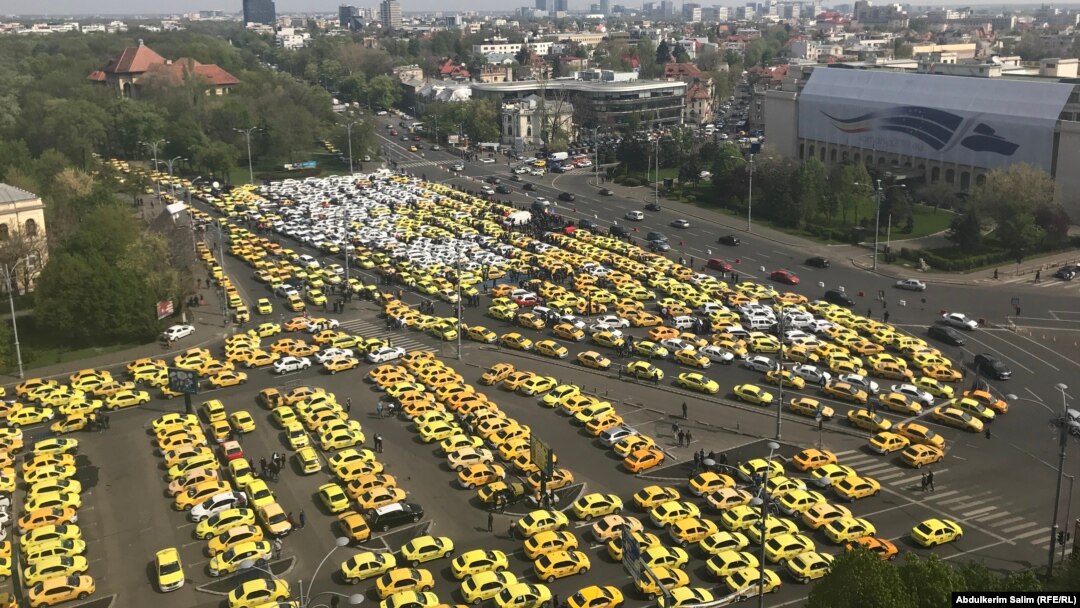 Taximetriștii tradiționali au protestat la Palatul Victoria în mai multe rânduri împotriva concurenței de la Uber și Bolt