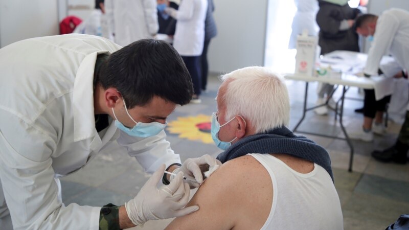 Во Албанија пристигнаа 100 илјади вакцини „АстраЗенека“, донација од Грција