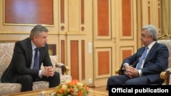 Armenia - Outgoing President Serzh Sarkisian and outgoing Prime Minister Karen Karapetian meet in Yerevan, 7 April 2018.