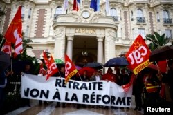 Francuski sindikalni članovi CGT protestiraju protiv zakona o penzijskoj reformi ispred hotela Carlton Cannes. Na transparentu piše "Ne penzijskoj reformi", 19. maj 2023.