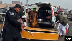 Pakistanyň demirgazyk-günbatar regiony Jamrudda partlan bombada ençeme adam öldi. 17-nji dekabr, 2012 ý. 