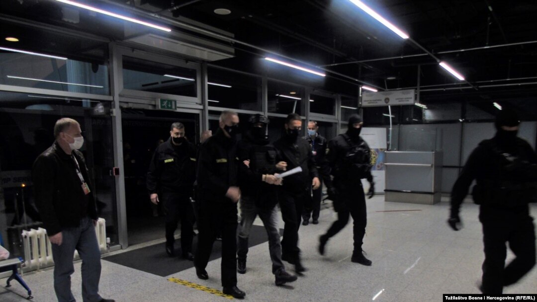 Elez u pratnji policije u Sarajevu nakon izručenja iz Srbije, 3. mart