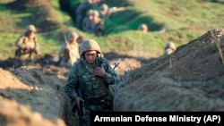 Тавуш аймағында жүрген армян сарбаздары. Армения, 14 шілде 2020 жыл.