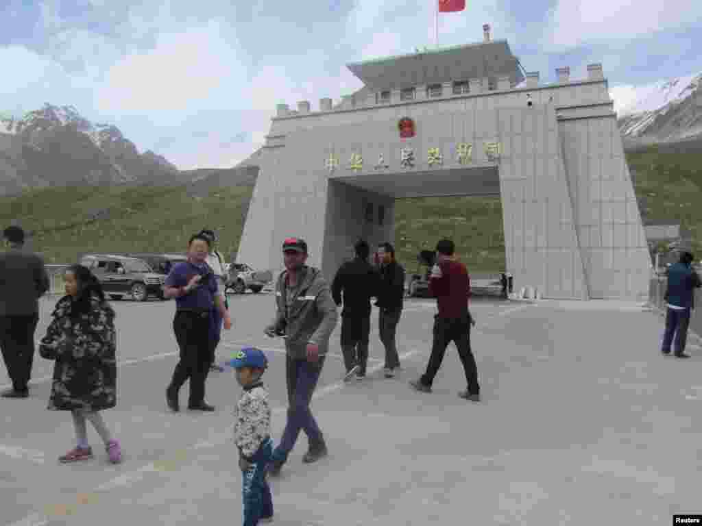 سیلانیان په خنجراب کې له چین - پاکستان پولې تېرېږي.