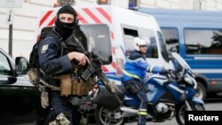 Ýöriteleşdirilen polisiýa güýçleri şähere gözegçilik edýärler, Pariž, 20-nji maý, 2016. 