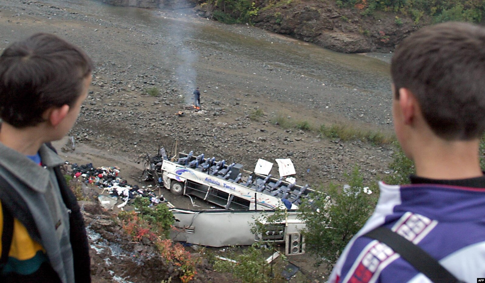 Autobusi me maturantë që ra në një humnerë në Shqipëri. 15 tetor, 2004.