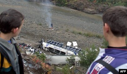 Autobusi me maturantë që ra në një humnerë në Shqipëri. 15 tetor, 2004.