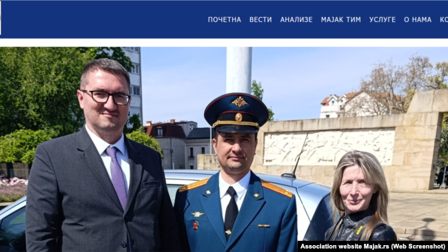 Diplomati rus, Aleksandar Krasii, mori pjesë në vendosjen e kurorave me lule, në prag të mbledhjes së Komitetit Ndërqeveritar Serbo-Rus për Tregti, Bashkëpunim Ekonomik dhe Shkencor-Teknik, Beograd, 24 prill 2026.