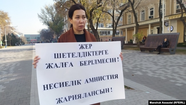 Aygerim Tleujanova Almatıda piketdə