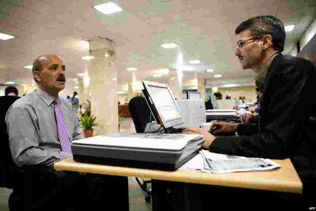 Ayaqqabı fabriki sahibi olduğunu deyən Khosro Amini prezidentliyə namizəd olmaq &uuml;&ccedil;&uuml;n qeydiyyata d&uuml;ş&uuml;r. Tehran 7 may 2013