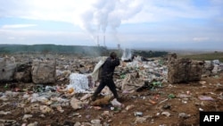 Maqedoni: Njerëzit mbledhin shishe të plastikës pranë një termocentrali në Manastir. Foto nga arkivi.