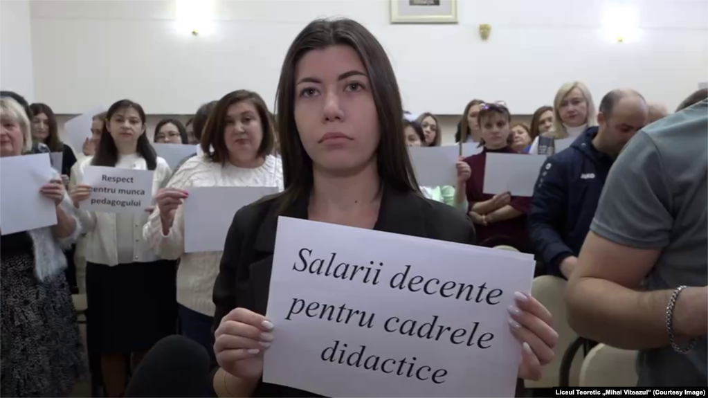 Protest silențios, în clasă, al profesorilor de la liceul Mihai Viteazul, în decembrie 2025. Acum, unii învățători se pregătesc să iasă în stradă