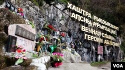 Депутаты говорили о том, что книга подвергает ревизии все, что было пережито людьми в ходе войны, делает бессмысленными жертвы, подрывает основы государства