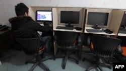 یک شهروند تهرانی در حال استفاده از اینترنت در کافی‌نت