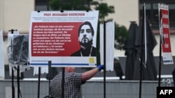 Mesaje politice anti-islamiste sunt îndepărtate din piața centrală din Mannheim după atacul din 31 mai, în urma căruia a murit un polițist. 