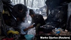 Migranti iz Bangladeša pripremaju hranu u improvizovanom šatoru u šumi kod Velike Kladuše na sjeverozapadu Bosne i Hercegovine (12. januar 2021.)