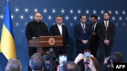Ministrul ucrainean al Apărării, Rustem Umerov (stânga), care a condus delegația țării sale la negocieri, la o conferință de presă la Istanbul, pe 2 iunie.