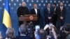 Ukrajinski ministar odbrane Rustem Umerov (lijevo), koji je predvodio delegaciju, pridružio se zamjeniku ministra vanjskih poslova Serhiju Kyslytsi (drugi s lijeva) i članu delegacije Oleksandru Bevzu (desno) na konferenciji za novinare u Istanbulu 2. juna.