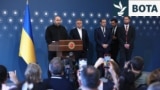 Ministri ukrainas i Mbrojtjes, Rustem Umerov (majtas), i cili kryesoi delegacionin ukrainas, i shoqëruar nga zëvendësministri i Jashtëm, Serhiy Kyslytsya (i dyti majtas) dhe anëtari i delegacionit, Oleksandr Bevz (djathtas) në një konferencë për shtyp në Stamboll, më 2 qershor.