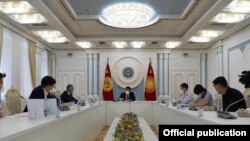 Сооронбай Жээнбековдун ыктыярчылар менен жолугушуусу. 2020-жыл, 21-июль. 