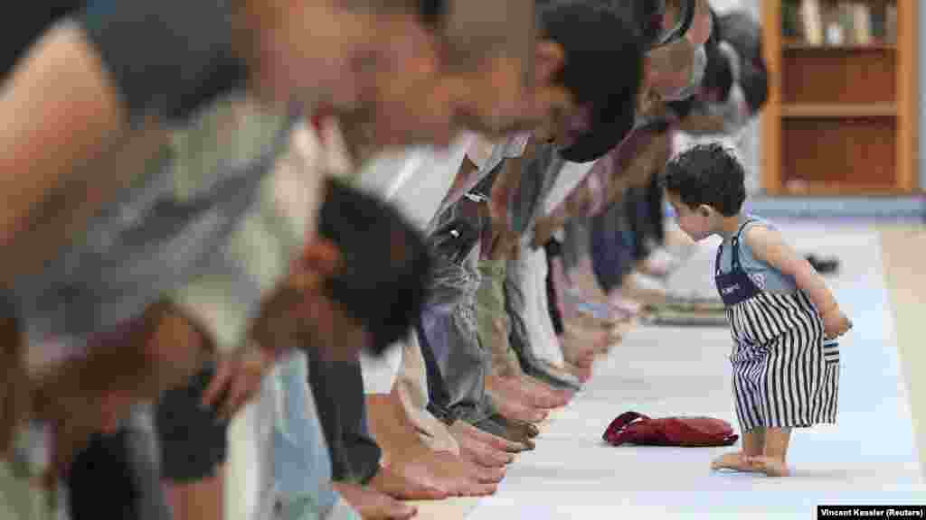 Francuska - Molitva u džamiji u Strasbourgu, 9. juli 2013. Foto: Reuters / Vincent Kessler