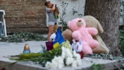 Игрушки в память о погибших детях на импровизированном мемориале около дома в Киеве, частично разрущенного в результате российского удара 2 июля 2026 года