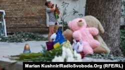 Игрушки в память о погибших детях на импровизированном мемориале около дома в Киеве, частично разрущенного в результате российского удара 2 июля 2026 года