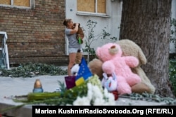 Біля зруйнованого Росіє будинку. Київ, 3 липня
