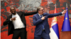 Olimpijski šampion Jusein Bolt i predsednik Srbije Aleksandar Vučić su pre obraćanja medijima u Beogradu zauzeli čuvenu Boltovu pobedničku pozu, 17. jun 2025.